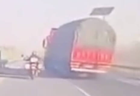 【閲覧注意】「絶対抜かせないマン」のトラック運ちゃん、バイクをエグい殺し方してしまう