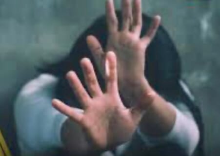 【閲覧注意】男達に山に連れて来られた女の子、マ○コ丸出しにされレ●プ目的と思いきや…