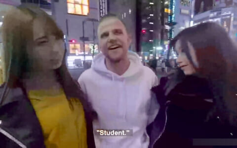 白人観光客が日本で美女2人をナンパ ⇒「ありえないスピード」でヤラれて無修正で晒される
