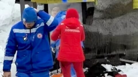 【衝撃映像】マンション屋上からこんな巨大物体が降ってきて下の女性をぶっ殺すとか怖すぎ…