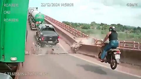 【閲覧注意】こんな立派な橋が突然崩壊して１０人が死亡する動画、怖すぎだろ・・・