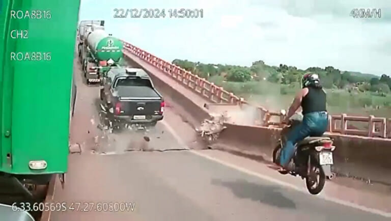 【閲覧注意】こんな立派な橋が突然崩壊して１０人が死亡する動画、怖すぎだろ・・・