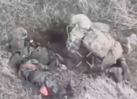 【閲覧注意】これが戦場の友情なのか…助けに来た仲間を「楽にしてやる」動画が重すぎる