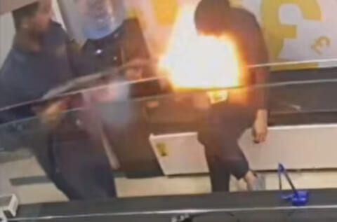 【閲覧注意】ミスってショットガンを至近距離で撃たれて殺される配達員の動画、エグすぎる