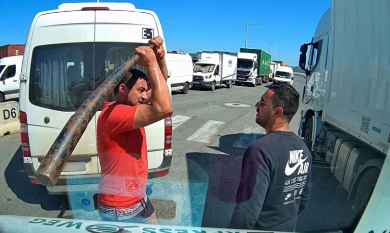 【閲覧注意】トラックの運転手、バスの運転手に喧嘩を売ってはいけなかった・・・（動画あり）