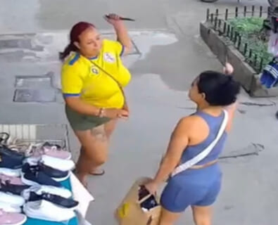 【閲覧注意】女ギャング2人、街中で出会った瞬間に殺し合いが始まり、1人がぶっ殺される…（動画あり）