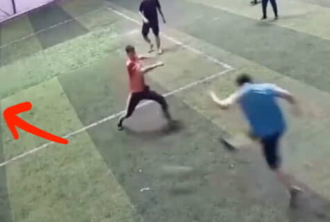 【閲覧注意】サッカー試合中に起きた「5秒で選手が死ぬ」事故の動画、怖すぎる