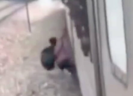 【閲覧注意】動く電車に無賃乗車しようとした若者、ミスって巻き込まれてグルグルグル…（動画あり）