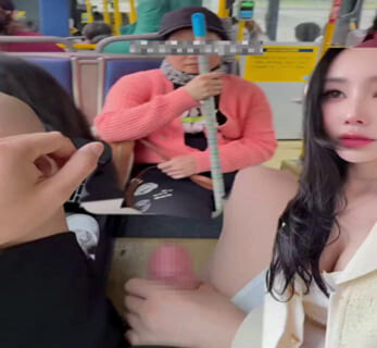 【ガチ】バス内で男を射精させた美女の動画、逮捕される前に見た方がいいと話題に