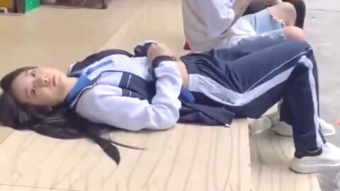 【閲覧注意】美人女子高生が街中でラリってるとか、中国の薬物ヤバすぎるだろ…