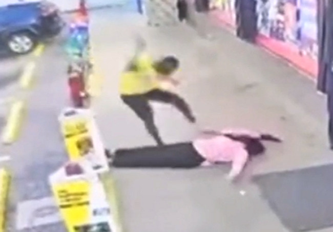 【閲覧注意】コンビニ行った女性、精神異常者にハンマーで頭を叩き割られ死亡…（動画あり）