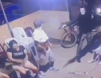 【閲覧注意】プロの殺し屋、家族団欒中に闇夜から現れ地獄絵図へ…（動画あり）