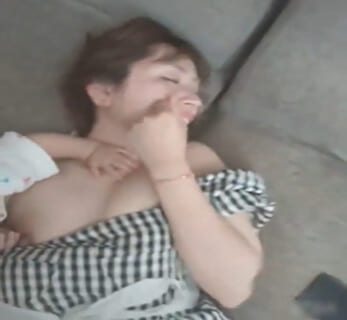 【エロ注意】シングルマザーが赤ちゃんの前で男にイカされてる動画、泣きそうになる…