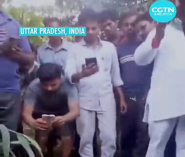 【衝撃映像】レ●プ被害者の女子中学生「助けてください…」野次馬（ﾊﾟｼｬﾊﾟｼｬﾊﾟｼｬ）→ これ異常だろ…