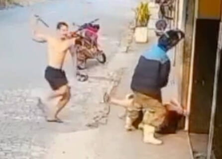 【閲覧注意】街中で女を殺そうとした男、そこに ”英雄” が現れ男を殺す衝撃動画