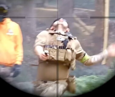 【衝撃映像】プロの狙撃手がサバゲーに参加した結果…これはバケモノすぎるｗｗｗ