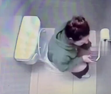 【恐怖】トイレに座ってた女さん「え？何かおかしい！何かおかしい！」→ これは怖いわ…