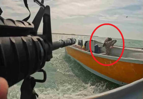 【閲覧注意】超最新の ”海賊” の殺人動画、エグすぎる ＆ 凄すぎる