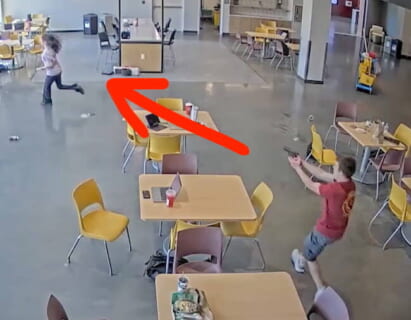 【恐怖映像】9人死傷した銃乱射事件、逃げる生徒を次々と撃ち殺す監視カメラ映像が公開される