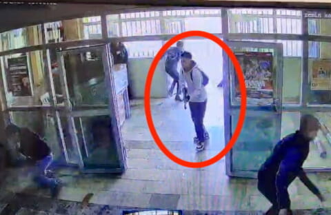 【閲覧注意】高校に侵入した「元生徒」、恨みを晴らすように16人をどんどん撃っていく（動画あり）