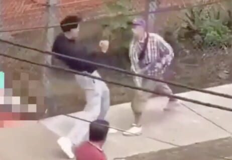 【衝撃映像】プロの格闘家、路上でナイフを持った男に襲われた結果…凄すぎだろｗｗｗ