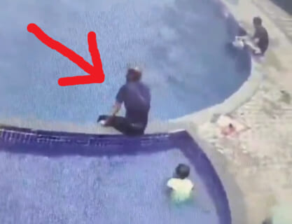【閲覧注意】子供とプールで遊んでるお父さん、誰も理解できない謎の死に方する…（動画あり）