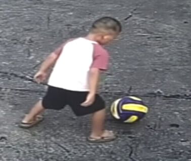 【閲覧注意】この4歳の男の子が「今から人を殺す」とは誰も思わないよな…（動画あり）