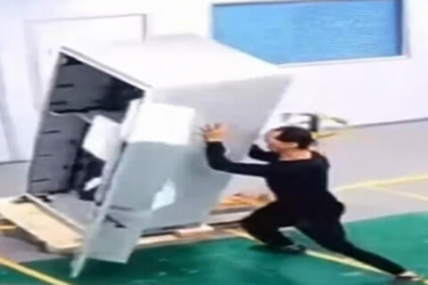 【閲覧注意】工場作業員、500kgの荷物が倒れるのを支えようとして死亡…（動画あり）