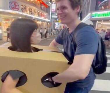 外国人観光客「日本の街中にある ”おっぱい揉みボックス” 、やばすぎるｗｗｗ」（動画あり）