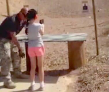【恐怖映像】9歳の少女、射撃場でフルオートの銃の反動を抑えられず、指導員を射殺する…