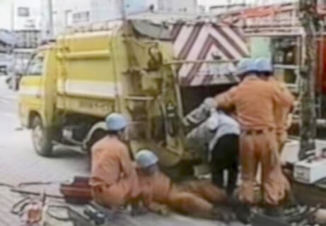 【閲覧注意】ゴミ収集車の作業員、生きたまま体を真っ二つにされる（動画あり）