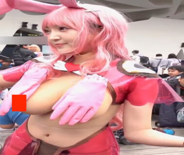 コミケで全男性を勃起させたコスプレイヤー、おっぱいがほぼ丸見えの痴女すぎるんだがｗｗｗ