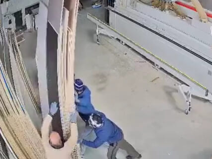 【閲覧注意】とある工場で「これ殺人だろ…」と話題になっている死亡事故の動画が公開される