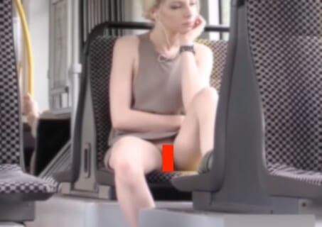 「電車にマ○コ丸出しの超絶美女がおるんやが…ちょっとこれ見てくれ…」⇒ パシャ