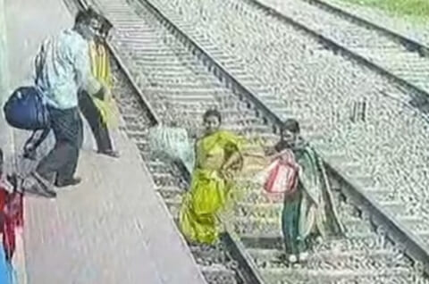 【閲覧注意】駅のホームで線路を横断してたバカ女子2人、電車にバラバラにされ死亡…（動画あり）