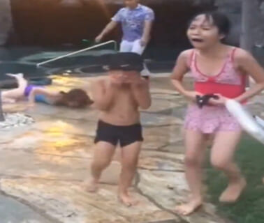 【閲覧注意】プールで泣き叫ぶ幼女・・・ヤバすぎる事が起こっていた・・・（動画あり）