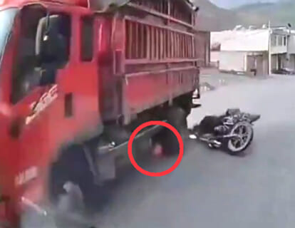 【閲覧注意】ライダーが一瞬で斬首されてしまうドラレコ、マジで怖すぎると話題に…（動画あり）