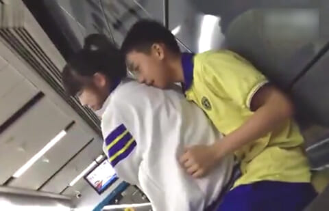 【動画】中学生カップル♂♀、駅のホームでありえないぐらい盛ってしまうｗｗｗｗｗ