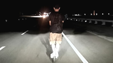 【閲覧注意】電動キックボードDQN、容赦なく轢き殺される（動画あり）