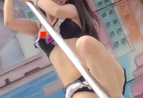 【動画】野外ステージでポールダンサーが乳首ポロリ…本気で恥ずかしがる姿がAVよりエロいと話題に