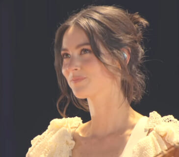 【動画】YouTubeで1億回再生の超美女歌手、ライブ中にめちゃくちゃ乳首ポロリしてしまうｗｗｗ
