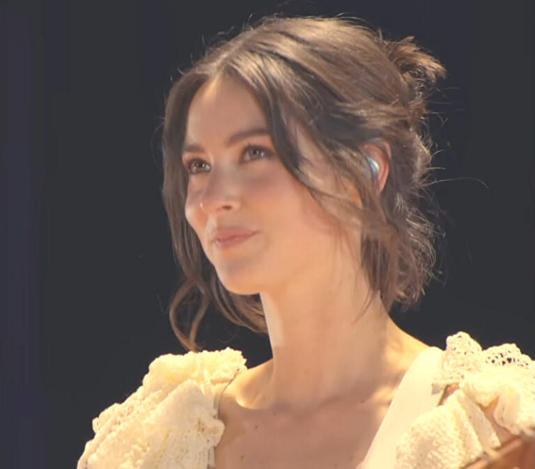 【動画】YouTubeで1億回再生の超美女歌手、ライブ中にめちゃくちゃ乳首ポロリしてしまうｗｗｗ
