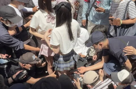 【恥】日本のカメコが10代コスプレイヤーのパンツを狙い撃ち…海外「キモすぎる」（動画あり）