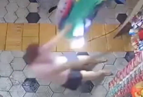 【閲覧注意】雨の日に素足で「コレ」やったら最悪死にますって動画、怖すぎ