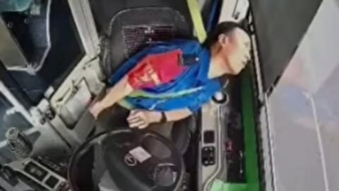 【閲覧注意】バス運転手が走行中に脳卒中になった車内映像、怖すぎて震えた…