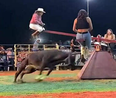 【衝撃映像】猛牛を避けるイベントに参加した陽キャ女性4人、ボコボコにされ重傷を負わされる
