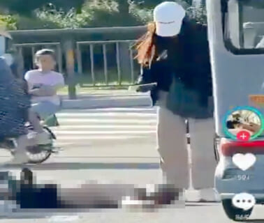 【閲覧注意】当たり屋のおじさん vs 最狂の女の子…中国で撮影された地獄の動画
