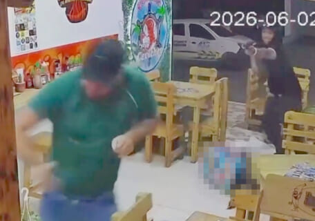 【閲覧注意】殺し屋がレストランで団らん中の家族を襲撃。女店員も死亡する地獄の一部始終