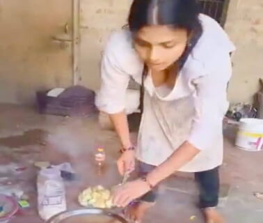 インドの屋台の巨乳女子、おっぱい見えすぎてて「その内レ●プされそう」と話題に