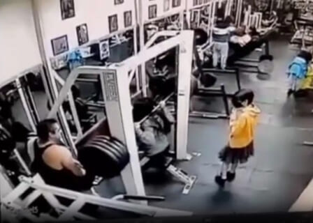 【閲覧注意】女の子、スクワット中に首が潰され死亡する瞬間…怖すぎだろ…（動画あり）